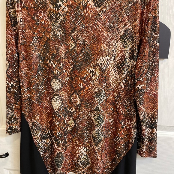 Top with Gorgeous Animal Print and Black Accent XL - Picture 2 of 3